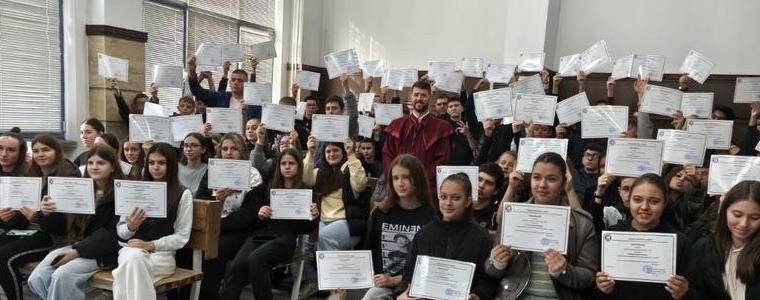 Прокурор Даниел Илиев посрещна ученици от ФСГ „Васил Левски“ в Деня на отворените врати в Районната прокуратура 