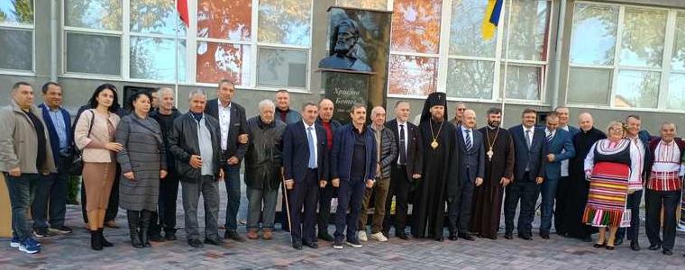 Ремонтираният паметник на Христо Ботев се върна на мястото си в украинския град Измаил