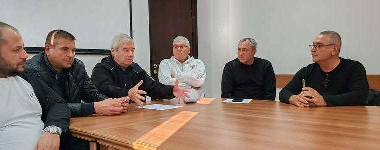 Таксиметрови водачи искат яснота със стоянката до „Стара къща“