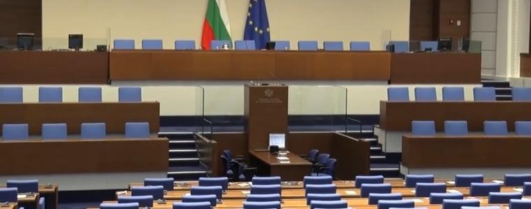 В петък парламентът пак остана без кворум, само 53 се регистрираха