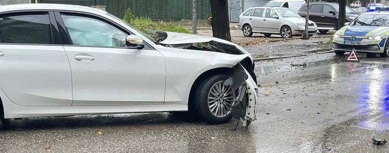 БМВ самокатастрофира по ул. "Васил Левски" в Добрич