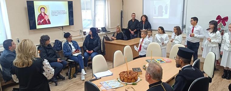 Денят на християнското семейство събра ученици, родители и духовници в ОУ „Христо Смирненски” (ВИДЕО)