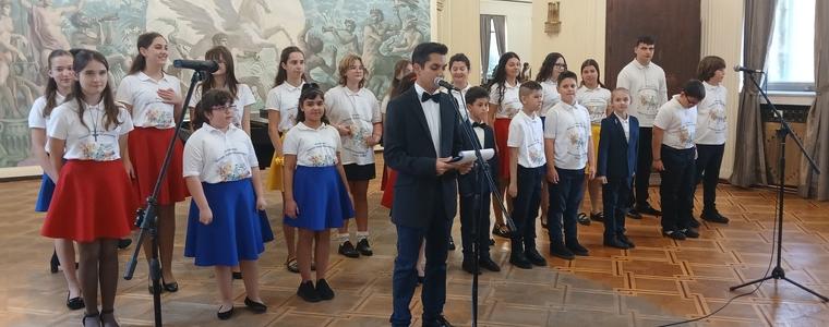 Детски хор „Маестро Захари Медникаров” с концерт пред учениците на СУ „Димитър Талев” в Добрич