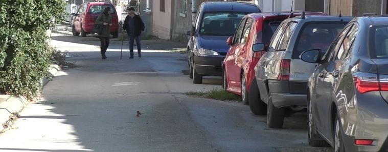 Дупки и постоянни ремонти по ВиК-мрежата тормозят живеещите по ул. „Хайдут Пейо“ (ВИДЕО)