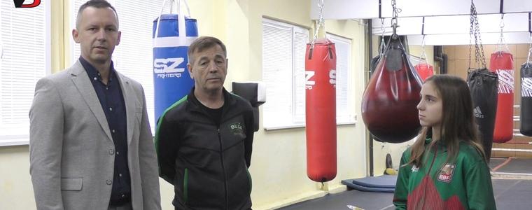 Йордан Иванов подари на Ани Добрева знаме, с пожелание да го развява на най-високите спортни върхове (ВИДЕО)