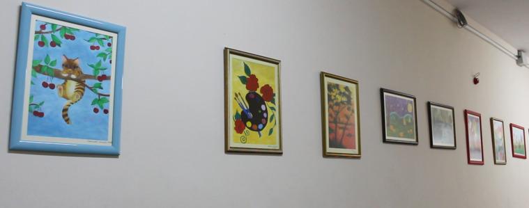 Картини на ученици изпълват с пъстрота и настроение коридорите на ПМГ "Иван Вазов" в Добрич (ВИДЕО)