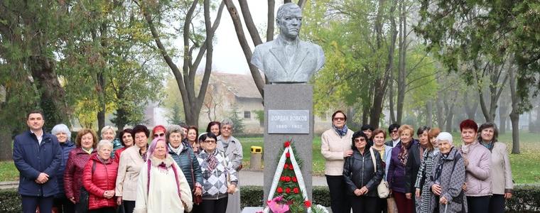 Кметът на Генерал Тошево поднесе червена роза на учители и културни дейци за Деня на будителите (СНИМКИ)