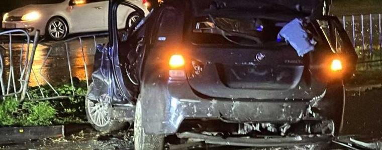 Неправоспособен 21-годишен мъж катастрофира с БМВ в Добрич, пострада и 16-годишно момиче
