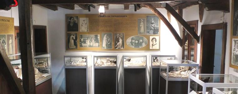 Парфюм на „Шанел“ на над сто години и праисторически бижута в изложба на Етнографската къща (ВИДЕО)