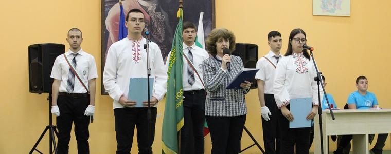 Патронния си празник отбелязаха учениците от гимназия „М. В. Ломоносов“