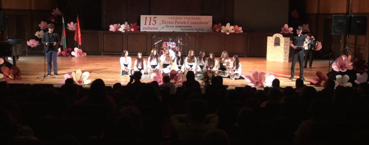 Празничен концерт „Талантите на Славейков“ събра ученици и учители в Органова зала „Добрич“ (ВИДЕО)