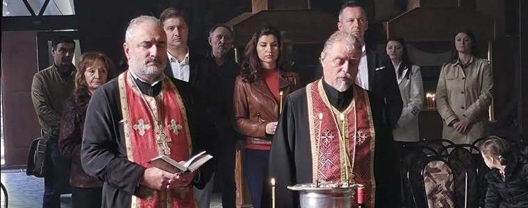 С водосвет и поднасяне на цветя на паметната плоча на първото училище бе отбелязан Денят на народните будители в Добрич