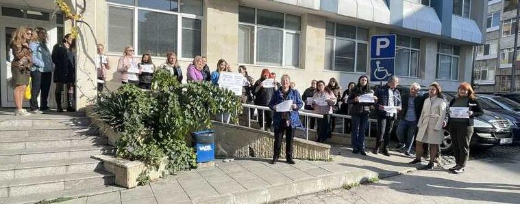 Служители на НОИ в Добрич настояват за нормална работна среда и 20% ръст на заплатите (ВИДЕО)