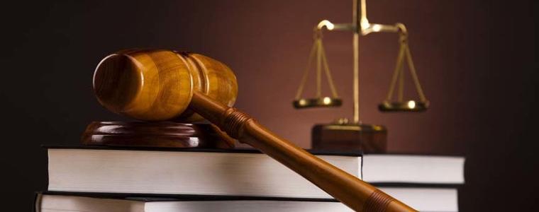 Повдигнаха обвинения на трима мъже за кражба в големи размери на пари и златни бижута от частен дом в Добрич