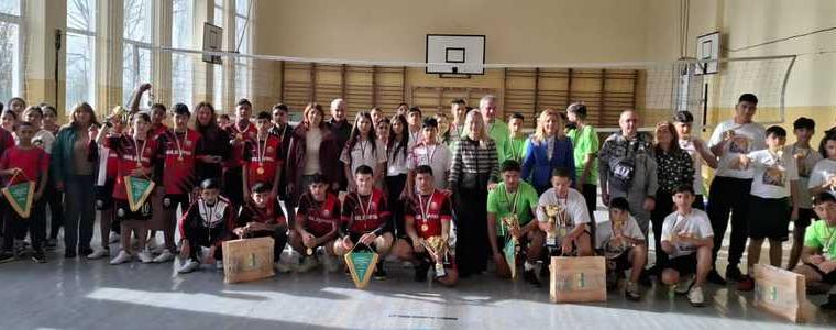 Училищните отбори на Победа и Карапелит са победители в двете възрастови групи на турнира по волейбол