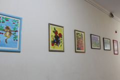 Картини на ученици изпълват с пъстрота и настроение коридорите на ПМГ "Иван Вазов" в Добрич (ВИДЕО)