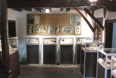 Парфюм на „Шанел“ на над сто години и праисторически бижута в изложба на Етнографската къща (ВИДЕО)