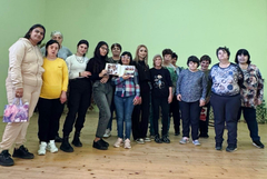 Потребителите на Защитени жилища в Добрич гостуваха на читалището в с. Ловчанци за Деня на християнското семейство