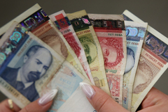 Заплатите в държавния сектор отново изпреварват тези в частния