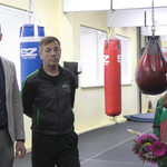 Йордан Иванов подари на Ани Добрева знаме, с пожелание да го развява на най-високите спортни върхове (ВИДЕО)