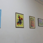 Картини на ученици изпълват с пъстрота и настроение коридорите на ПМГ "Иван Вазов" в Добрич (ВИДЕО)