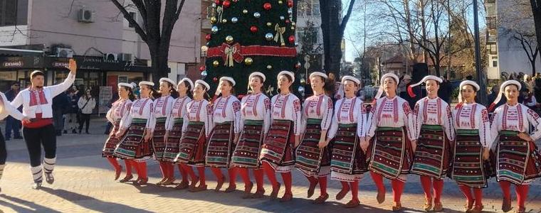 Фолклорен концерт оживи центъра на Добрич (СНИМКИ)