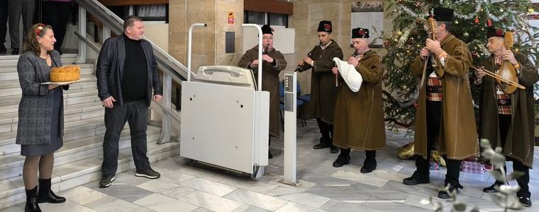 Коледари наричаха за здраве и благоденствие в Областна администрация