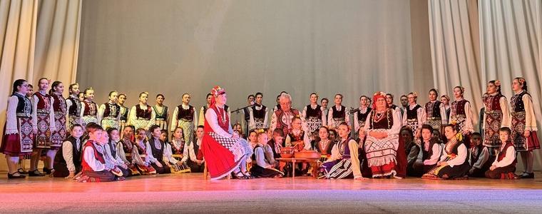 Коледен спектакъл на съставите на читалището в Тервел (СНИМКИ)