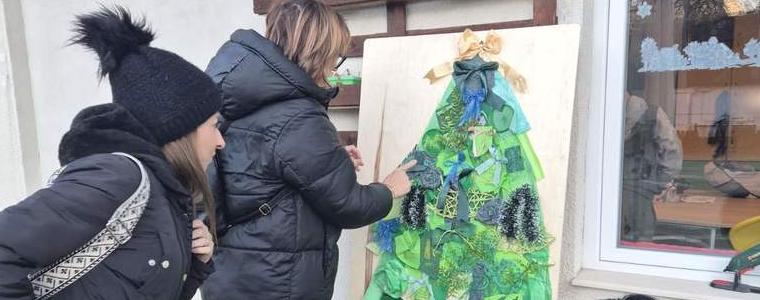 Коледна елха от рециклирани материали грейна в ЦСОП "Д-р Петър Берон" гр. Добрич