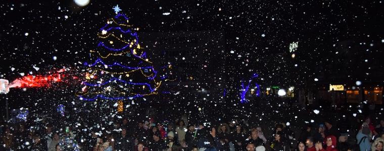 Коледната магия озари Каварна: светлините на елхата бяха запалени