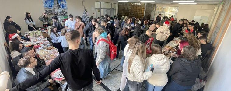 Магията на коледния дух превзе коридорите на ПМГ "Иван Вазов" днес (ВИДЕО)