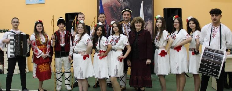 Магията на коледните празници оживя в гимназия „М. В. Ломоносов“