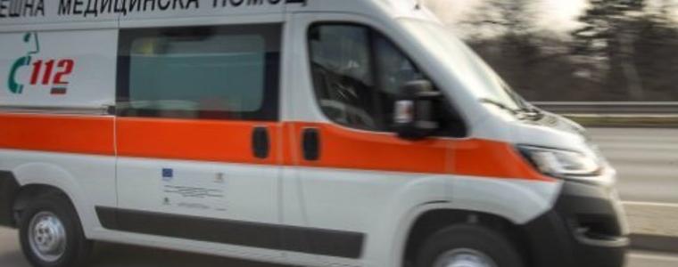 Млада жена е в  болницата с травми след като се блъсна в бетонна колона