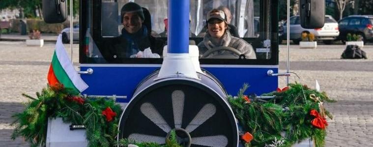 Никола Цолов подкара едно от коледните влакчета в София