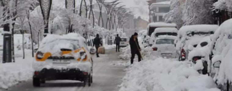 Обилни снеговалежи затвориха училища в Турция