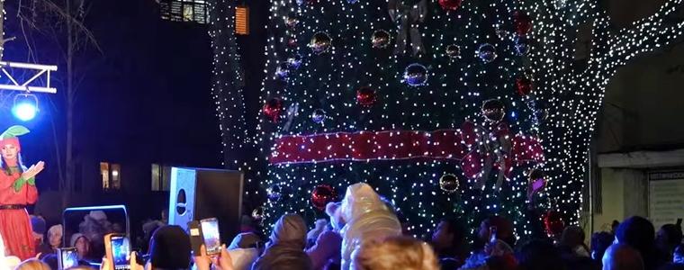 Официално грейна коледната елха в центъра на Добрич (ВИДЕО)