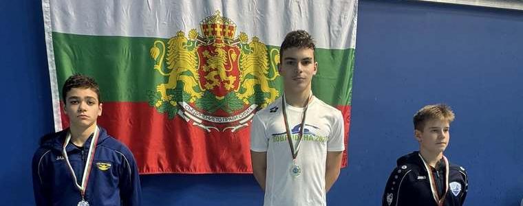 ПЛУВАНЕ: Пламен Василев с три златни и два сребърни медала от държавното за деца