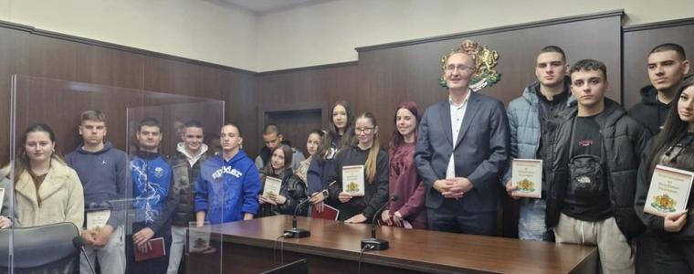 Председателят на Административен съд – Добрич съдия с лекция пред ученици за разделението на властите 