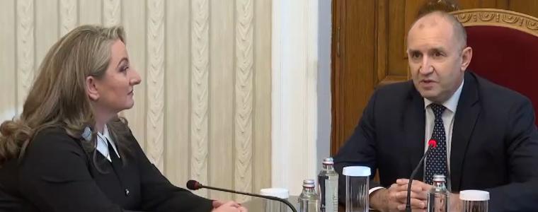 Сачева дойде сама на консултациите с Радев, той я контрира: Мъжете от ГЕРБ се крият зад жени