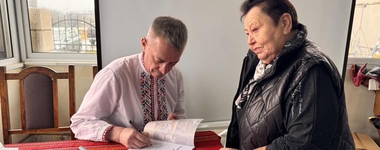 Стоян Варналиев представи сборника си с коледарски песни в село Царевец