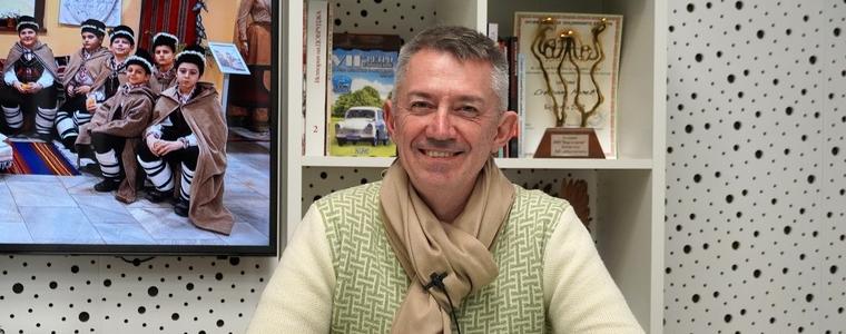 Стоян Варналиев събра две коледарски песни в нов клип (ВИДЕО)