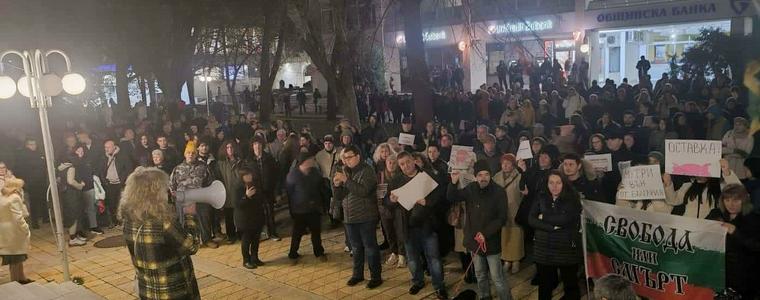 Стотици се събраха на протест в Добрич (СНИМКИ)