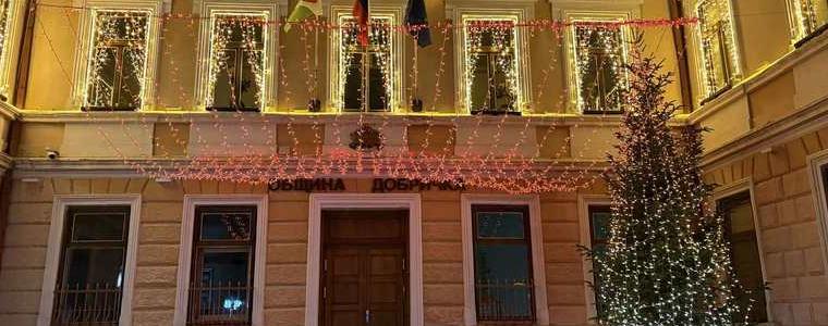 „Светещи завеси“ допълват коледната украса на сградата на Община Добричка