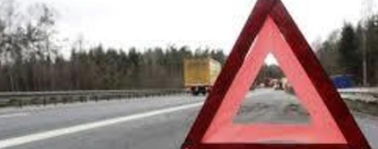 Товарен автомобил се удари в дърво край с. Жегларци“