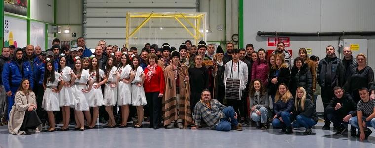 Ученици от гимназия „М. В. Ломоносов“ с коледен поздрав  към фирма „Есетере“