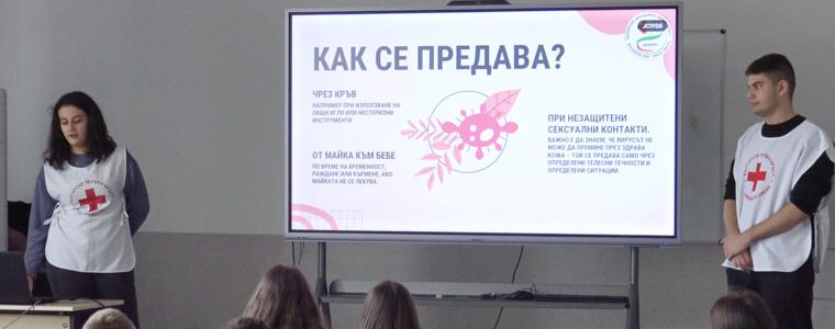  Ученици се обучават за ХИВ/СПИН чрез инициативата „Връстници обучават връстници“(ВИДЕО)