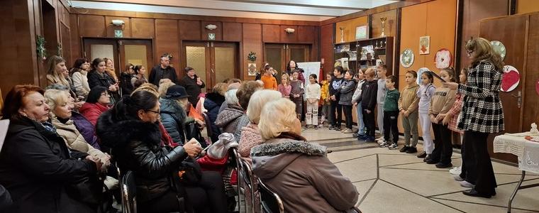 Учителите от клуб „Будител“ в Шабла представиха своя изложба-базар 