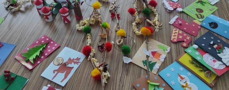 В Крушари наградиха децата, участвали в конкурса за коледна картичка, сурвакница и украса