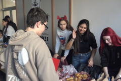 2567 лв. са събраните средства от благотворителния коледен базар на ПМГ "Иван Вазов" - Добрич