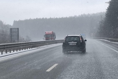 АПИ: Мокри и частично заледени настилки, но проходими при зимни условия